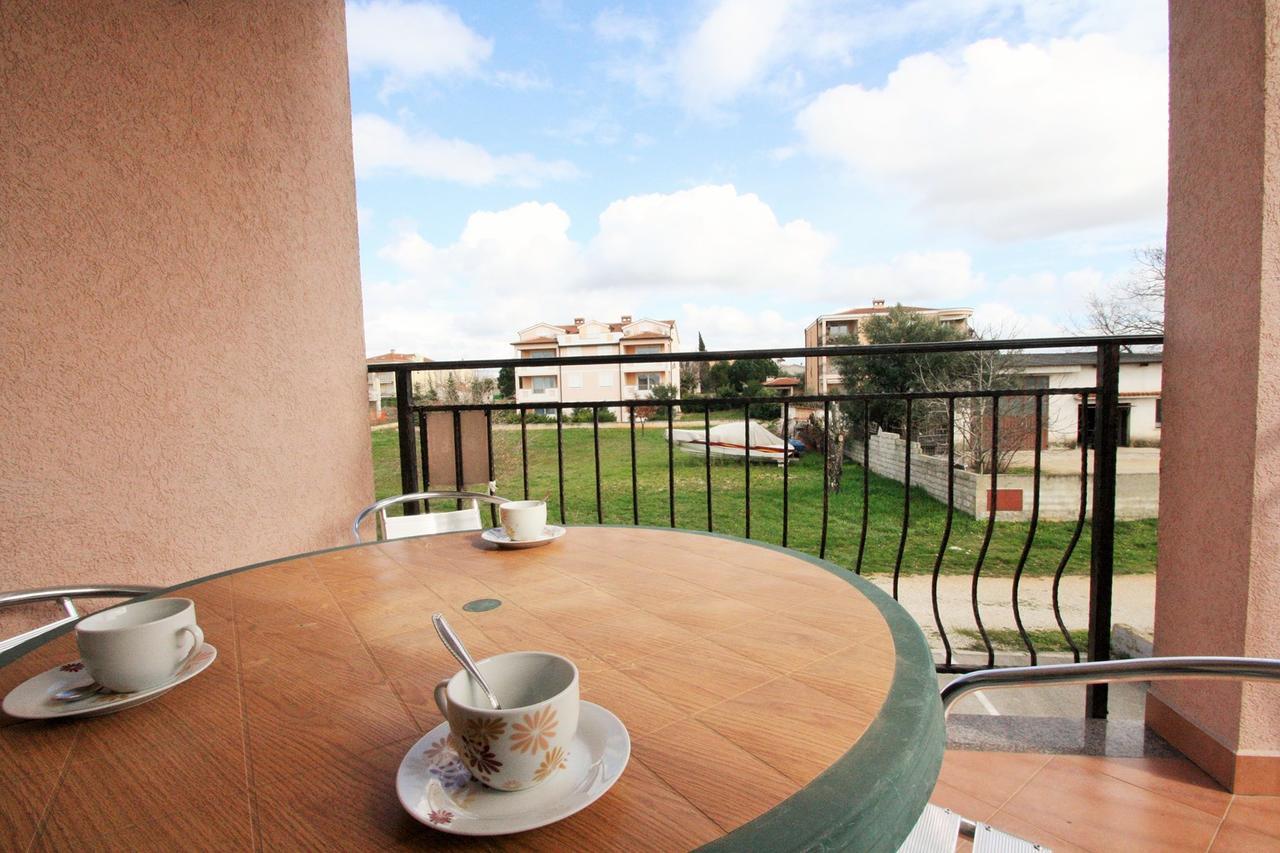 Apartment Bilic With Balcony Пореч Екстериор снимка