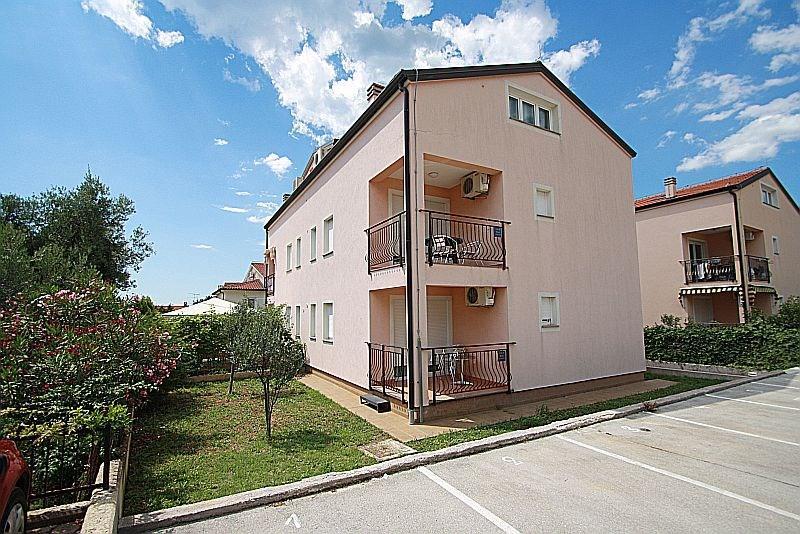 Apartment Bilic With Balcony Пореч Екстериор снимка